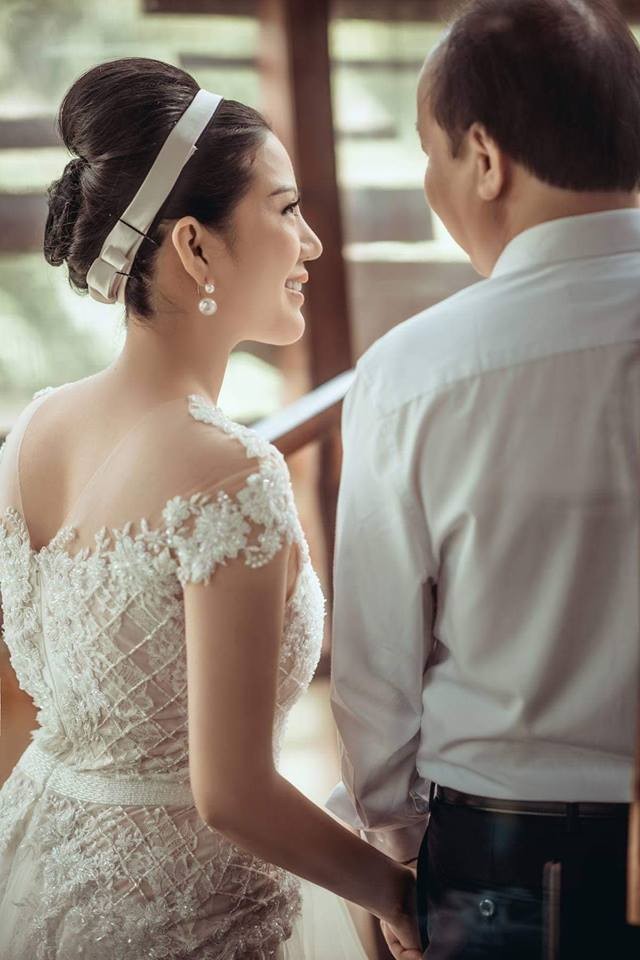 Nữ ca sĩ xinh đẹp làm đám cưới với Thứ trưởng Bộ Tài chính ở Vinh hình ảnh 2 nu ca si xinh dep lam dam cuoi voi thu truong bo tai chinh o vinh hinh anh 2