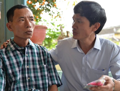 Bác sĩ Thái (phải) luôn nhắc ôngĐông uống thuốc mỗi ngày. Ảnh: Phương Linh.