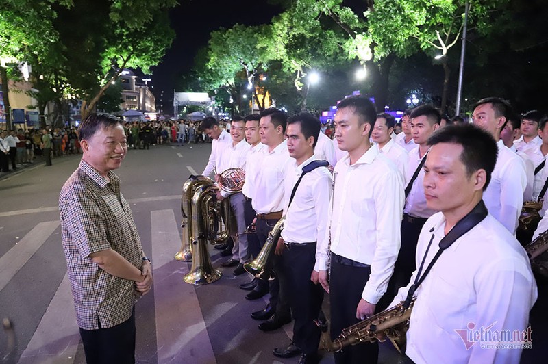 Đại tướng Tô Lâm mang dàn kèn làm rộn ràng phố đi bộ Hồ Gươm