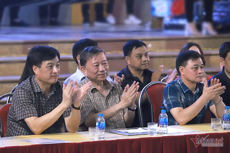 Đại tướng Tô Lâm mang dàn kèn làm rộn ràng phố đi bộ Hồ Gươm Đại tướng Tô Lâm mang dàn kèn làm rộn ràng phố đi bộ Hồ Gươm