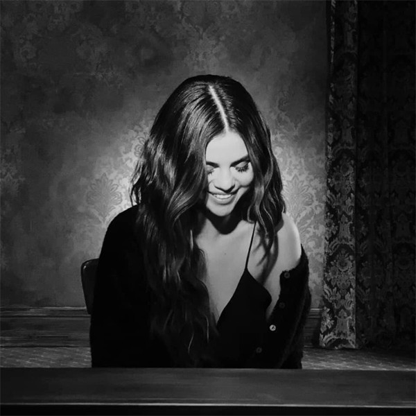 Selena mỉm cười cuối MV.