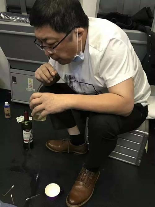 Bác sĩ Zhang hút nước tiểu liên tục trong 37 phút, cứu sống hành khách lớn tuổi trên máy bay. Ảnh: AsiaWire.