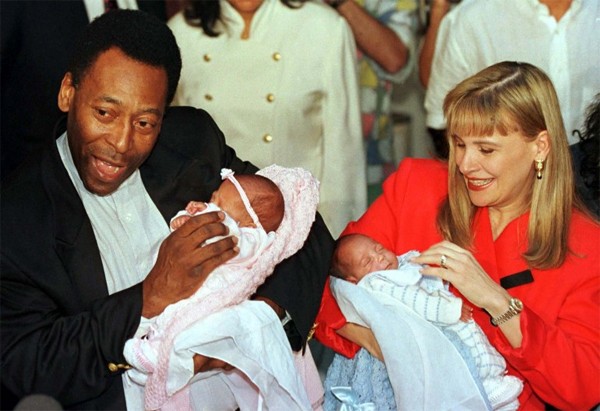 Pele và người vợ thứ hai Assiria bế cặp song sinh một trai một gái khi các bé mới sinh năm 1996. Ảnh: Latins.