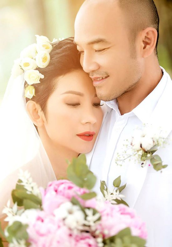 Cô khiến bạn bè, khán giả sốc khi bất ngờ tái hôn ở tuổi 42. Chồng siêu mẫu tên Nguyễn Ngọc Long, kém cô 2 tuổi, là quay phim có tiếng ở hải ngoại. Anh từng hợp tác với nhiều trung tâm giải trí lớn ở Mỹ.