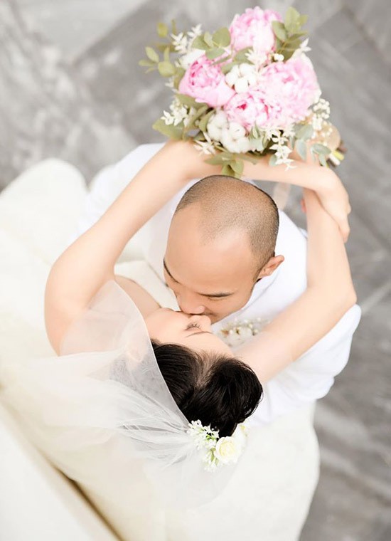 Trước đó đôi uyên ương thực hiện bộ ảnh cưới lãng mạn.