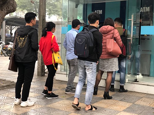 Cảnh xếp hàng rút tiền xuất hiện ở nhiều nơi tại Hà Nội. Ảnh: Quỳnh Trang