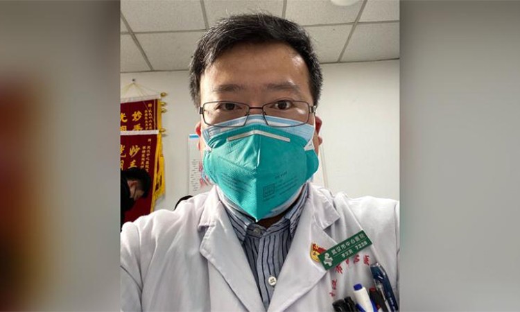 Bác sĩ Lý Văn Lượng trong thời gianlàm việc tại Bệnh viện Trung ương Vũ Hán. Ảnh: CNN.