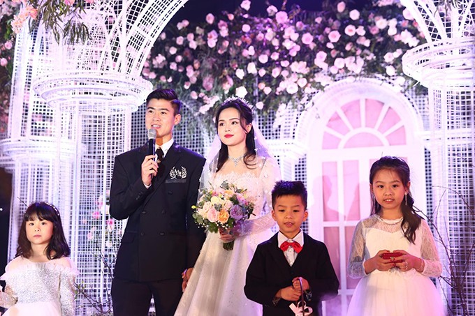 Cặp vợ chồng 24 tuổi dành lời cảm ơn tới bố mẹ, tất cả khách mời đã cùng tới chung vui tại đám cưới.