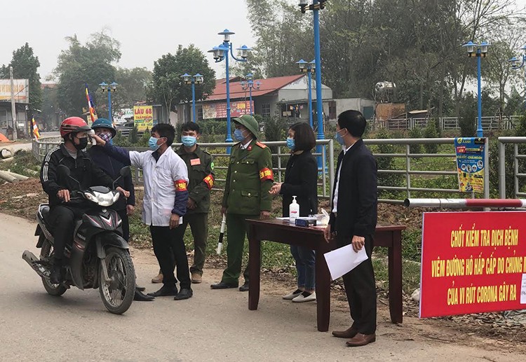 Chốt kểm soát dịch viêm đường hô hấp cấp do covid-19 tại xã Sơn Lôi (Bình Xuyên, Vĩnh Phúc). Ảnh: Đình Nguyễn