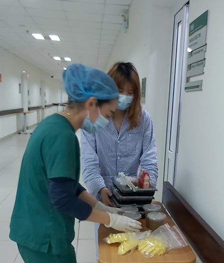 Bệnh nhân nghi nhiễm corona nhận thêm sữa trong phần đồ ăn từ 11/2. Ảnh: Nguyệt Quyên.