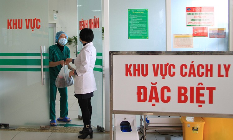 Chị Quyên trao bánh của một người dân tặng cho khoa Cấp cứu, trưa7/2. Ảnh: Phan Dương.