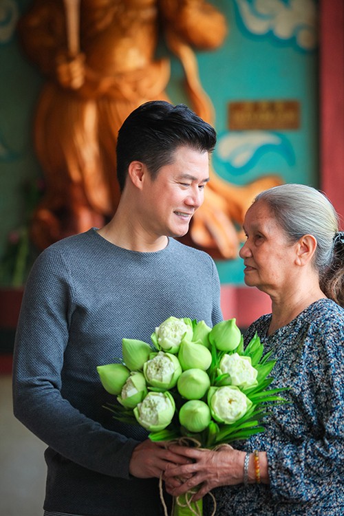 Quang Dũng cùng mẹ đi lễ chùa dịp lễ Vu Lan.