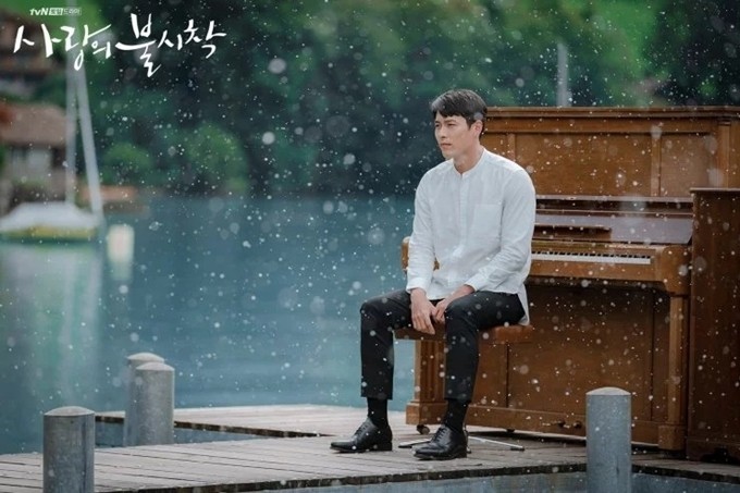Ở Hàn Quốc, Hyun Bin là một trong số nghệ sĩ có học vấn cao, xuất thân từ gia đình có truyền thống đèn sách. Sau khi gia nhập đội kịch ở trường trung học, anh bắt đầu đam mê diễn xuất và tỏ ý theo đuổi nghề diễn viên, nhưng vấp phải sự phản đối gay gắt từ phụ huynh. Về sau thấy con trai quyết liệt, bố mẹ của Hyun Bin dần chấp nhận cho anh theo nghệ thuật, nhưng với một điều kiện: anh phải thi đỗ vào một ngôi trường danh giá. Kết quả, Hyun Bin thực sự trở thành sinh viên khoa Kịch nghệ của Đại học Trung ương Hàn Quốc.