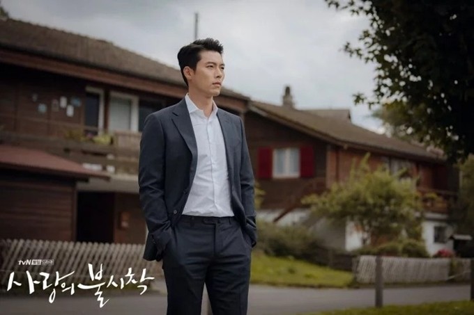 Phía sau màn ảnh, Hyun Bin được mệnh danh là vua tiết kiệm của showbiz Hàn. Vào Ngày lễ tiết kiệm của Hàn Quốc năm 2013, anh từng được tổng thống nước này biểu dương về điều này. Năm đó hơn 30 tuổi, anh công khai sở hữu tài khoản 3,5 tỷ Won (hơn 2,9 triệu USD). Lúc mới vào nghề, anh kể mọi khoản thu nhập đều gửi mẹ, mỗi tháng chỉ giữ lại 350 ngàn Won (khoảng 292 USD) làm tiền tiêu vặt, giữ cho mình lối sống đơn giản, không hoang phí.