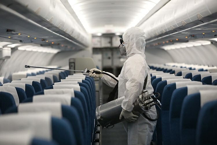 Khử trùng máy bay của Vietnam Airlines. Ảnh: Ngọc Thành.