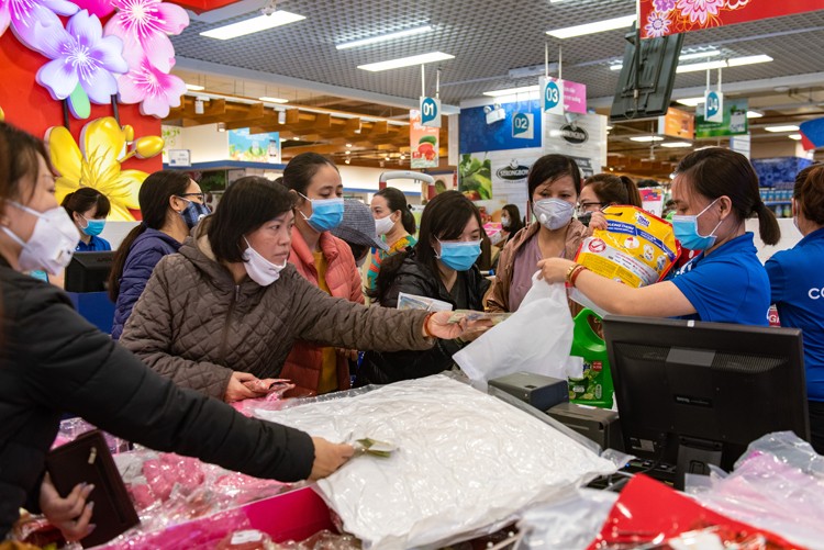 Siêu thị Coop Mart Hà Đông đông nghịt người dân tới mua hàng sáng 7/3. Ảnh: Thanh Huế.