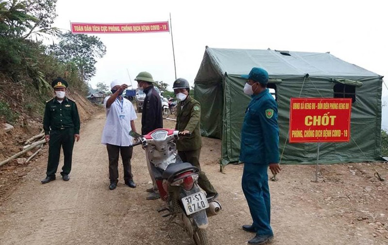 Bữa cơm trên lá chuối nơi biên giới của bộ đội biên phòng chặn dịch