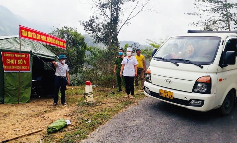 Bữa cơm trên lá chuối nơi biên giới của bộ đội biên phòng chặn dịch