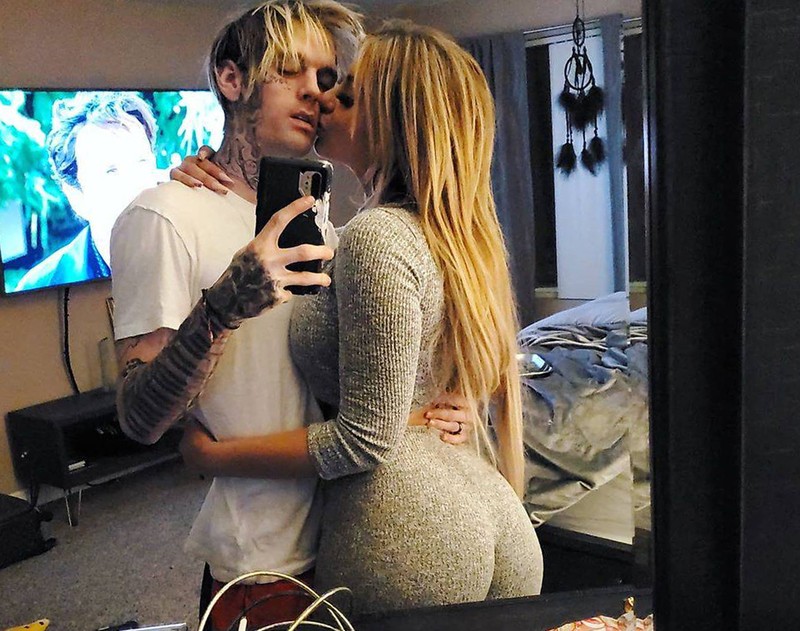 Ca sĩ Aaron Carter và bạn gái Melanie thường đăng ảnh tình tứ trên mạng xã hội. Ảnh: Instagram.