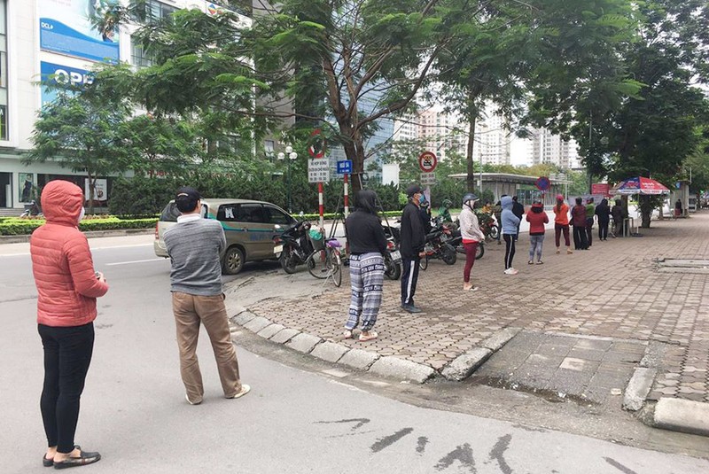 Người Hà Nội phát đồ ăn miễn phí: 'Cảm ơn các cháu, cô không lo đói nữa rồi'