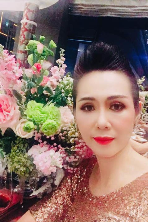 Á hậu Việt Nam 1992 bỏ showbiz làm tiếp viên hàng không vẫn trẻ đẹp ở tuổi 45 Á hậu Vi Thị Đông bỏ showbiz làm tiếp viên hàng không, U50 vẫn đẹp