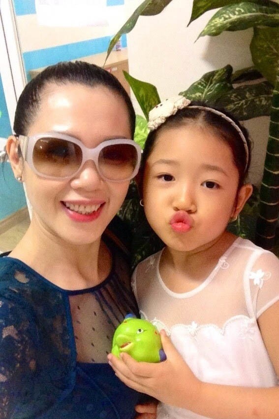 Á hậu Việt Nam 1992 bỏ showbiz làm tiếp viên hàng không vẫn trẻ đẹp ở tuổi 45 Á hậu Vi Thị Đông bỏ showbiz làm tiếp viên hàng không, U50 vẫn đẹp