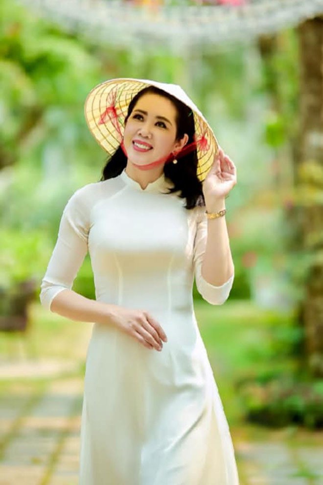 Á hậu Việt Nam 1992 bỏ showbiz làm tiếp viên hàng không vẫn trẻ đẹp ở tuổi 45 Á hậu Vi Thị Đông bỏ showbiz làm tiếp viên hàng không, U50 vẫn đẹp