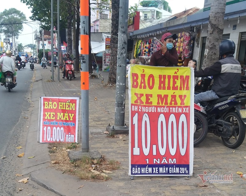 CSGT phạt 'rát', nữ sinh bán bảo hiểm mỏi tay ghi trăm tờ mỗi ngày