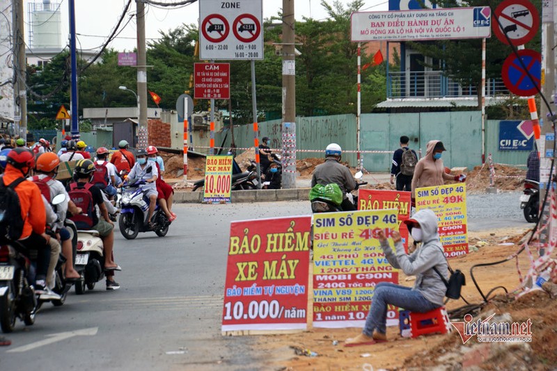 CSGT phạt 'rát', nữ sinh bán bảo hiểm mỏi tay ghi trăm tờ mỗi ngày CSGT phạt 'rát', nữ sinh bán bảo hiểm mỏi tay ghi trăm tờ mỗi ngày
