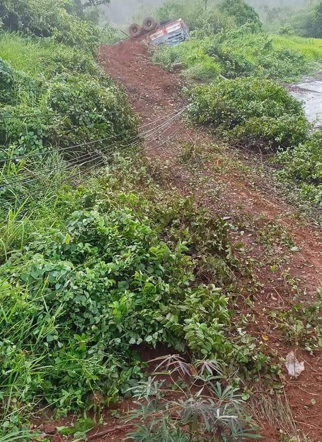 Người phụ nữ bị xe tải húc văng xuống vực, tử vong tại chỗ - Ảnh 2. Người phụ nữ bị xe tải húc văng xuống vực, tử vong tại chỗ - Ảnh 2.