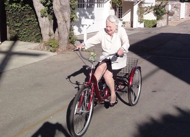 Olivia de Havilland đạp xe vào tháng 7/2019.