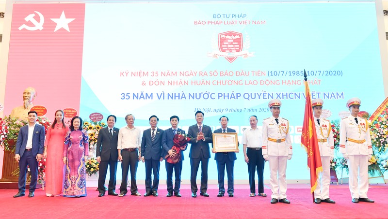 Báo PLVN vinh dự được Chủ tịch nước tặng thưởng Huân chương Lao động Hạng Nhất lần thứ 2, do Bộ trưởng Bộ Tư pháp Lê Thành Long trao.