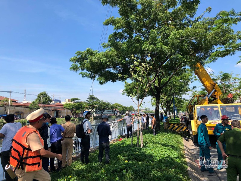 Xe ben tông văng lan can, lao xuống kênh sau tiếng la hét của tài xế