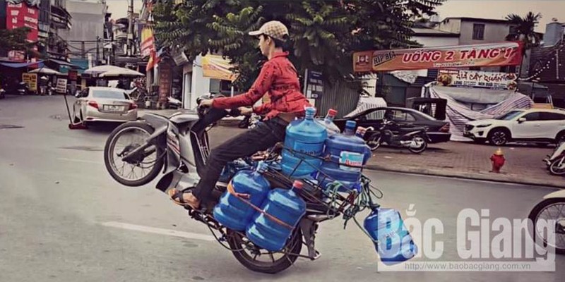 Facebook của Duyên đăng tải hình ảnh thanh niên đi xe máy bốc đầu. Facebook của Duyên đăng tải hình ảnh thanh niên đi xe máy bốc đầu.