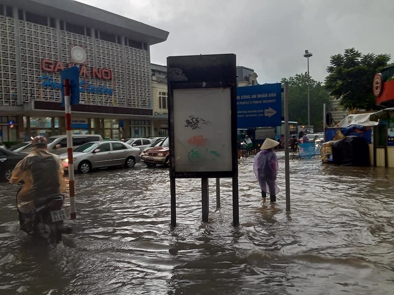 Hà Nội mưa lớn nhiều giờ, hàng loạt tuyến phố ngập sâu, xe cộ bì bõm