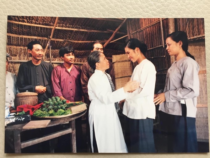 Bức ảnh hậu trường phim Đất phương nam được NSƯT Phương Điền hé lộ. Nghệ sĩ Ánh Hoa vào vai bà Tám Luông. Phương Điền (thứ hai từ trái sang) lúc này còn là diễn viên, chưa làm đạo diễn.