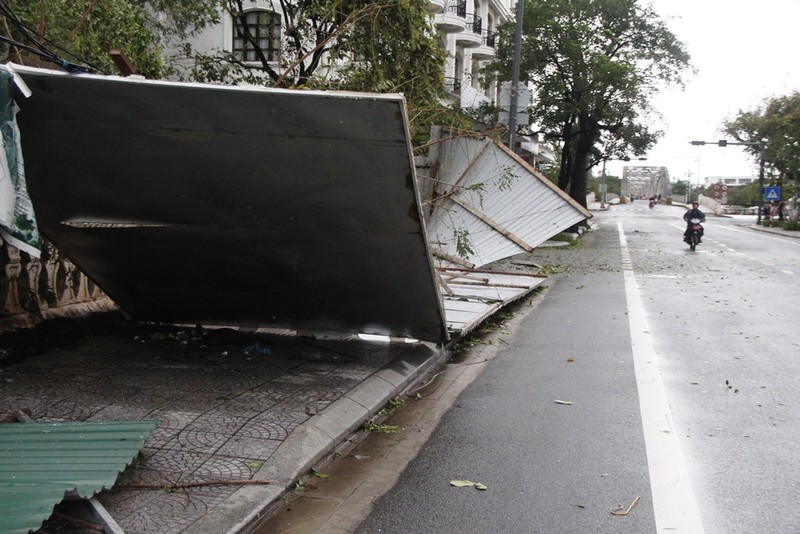 Bão số 13 khiến cây xanh gãy đổ, biển hiệu bị cuốn xuống mặt đường