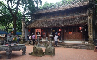  Du khách đến thắp hương ở chùa Thanh Mai.
