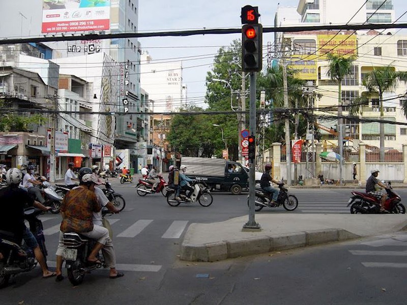 Gặp đèn đỏ, rẽ phải có thể bị tước bằng lái 3 tháng - ảnh 1