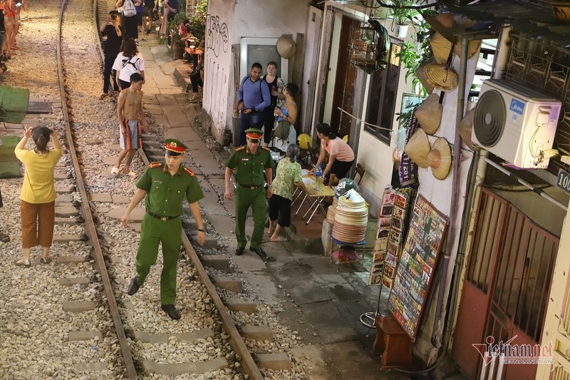 'Ngoại bất nhập', đóng cửa cà phê đường tàu từ sáng nay
