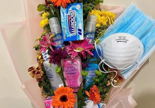 Bó hoa kèm khẩu trang được khuyến khích nên tặng trong ngày Valentine năm nay /// Ảnh chụp màn hình