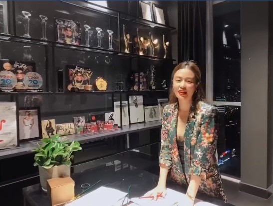 Hoàng Thùy Linh khoe với mọi người về một góc thành tích của mình. (Ảnh: Chụp màn hình) Hoàng Thùy Linh khoe với mọi người về một góc thành tích của mình. (Ảnh: Chụp màn hình)