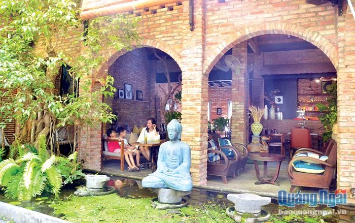 Các cơ sở sản xuất, kinh doanh dịch vụ: ăn, uống, cà phê... được hoạt động trở lại