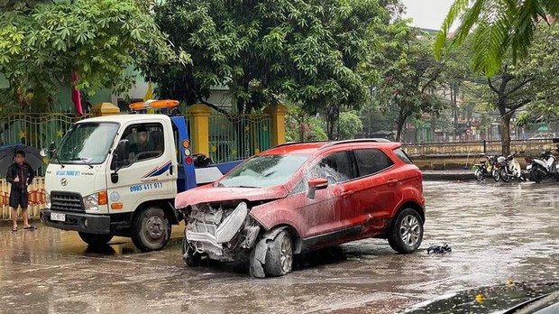 Hà Nội: Ô tô lao thẳng vào cổng trường mầm non, húc đổ hàng rào sắt - Ảnh 2. Hà Nội: Ô tô lao thẳng vào cổng trường mầm non, húc đổ hàng rào sắt - Ảnh 2.
