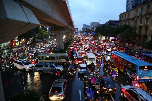 Hà Nội: Nhiều tuyến đường tắc cứng, người dân vật vã về nhà trong cơn mưa tầm tã do ảnh hưởng của bão số 7-5