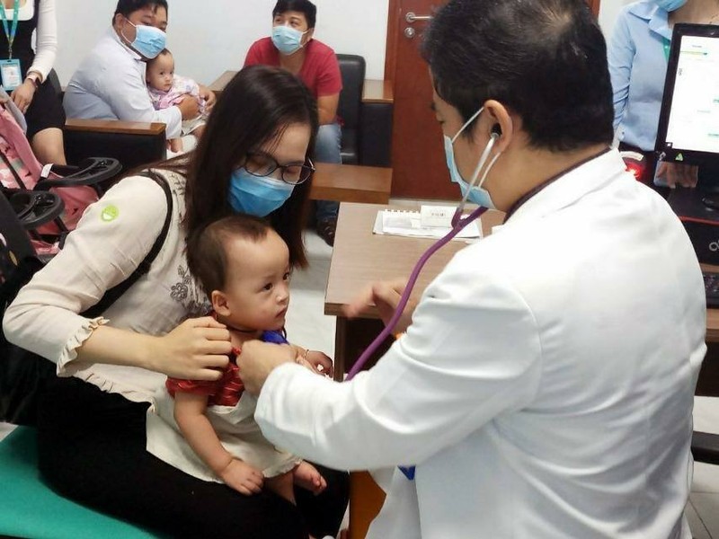 Sau 15 ngày xuất viện, Song Nhi trở lại tái khám, 'đua xe' vui vẻ và mừng hết cỡ khi gặp lại các y bác sĩ 0