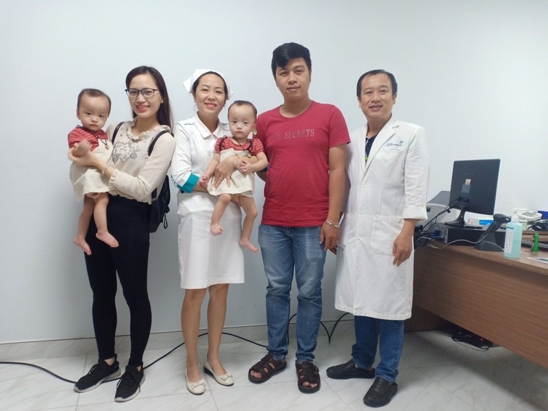Song Nhi tái khám sau nửa tháng về nhà. Ảnh bệnh viện Nhi đồng Thành phố.