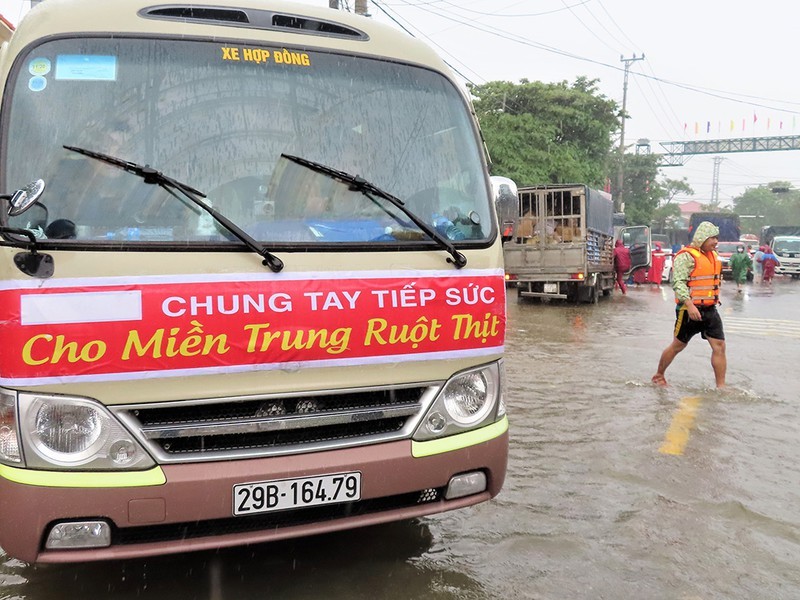 BTV Tuấn Dương của VTV1 xúc động nghẹn ngào trên sóng trực tiếp khi dẫn chương trình Mưa lũ lịch sử miền Trung