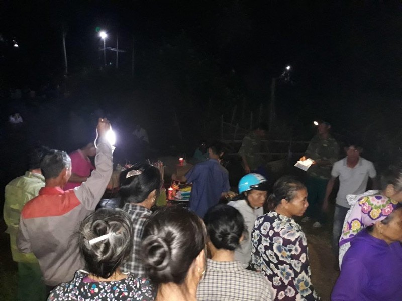 Thương tâm hai chị em ruột cùng bé gái té suối đuối nước