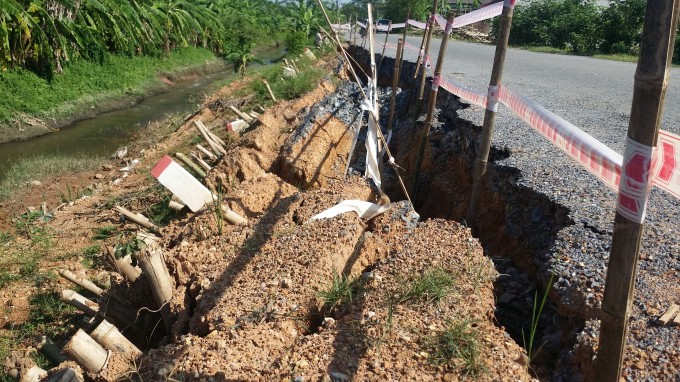 Nhiều vị trí trên tuyến đường bị sạt lở nghiêm trọng.